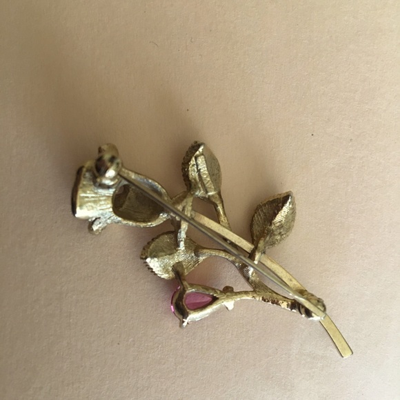 Vintage rose pin. Gold with pink crystal. - Picture 2 of 4